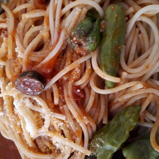 ブラックオリーブとししとうのトマトパスタ